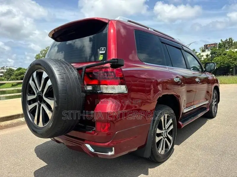 Toyota Land Cruiser Sahara V8 Diesel law millag 2013