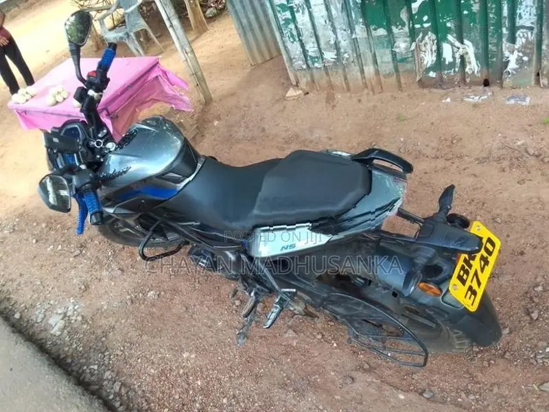 Bajaj Pulsar NS200 2025