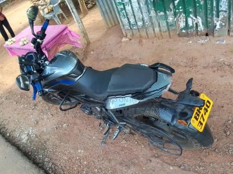 Bajaj Pulsar NS200 2025