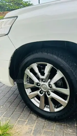 Toyota Land Cruiser Petrol 2015