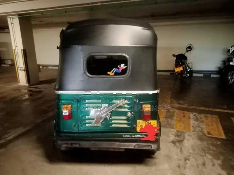 Bajaj RE 2019