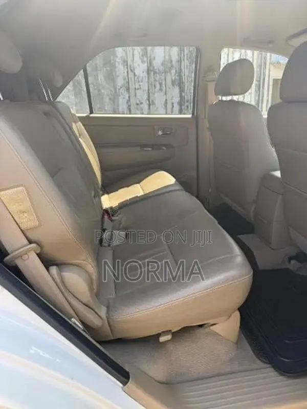 Toyota Fortuner 2010