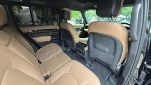 Land Rover Defender 2025