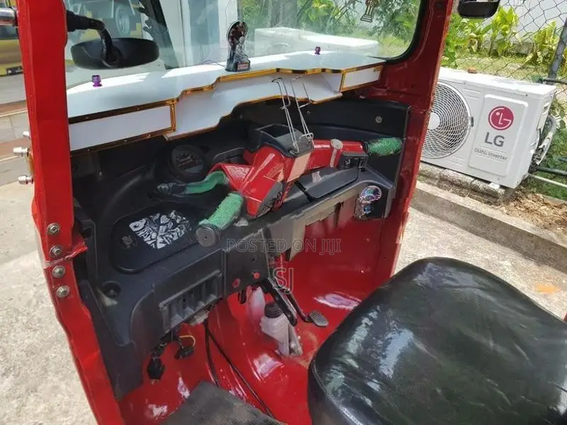 Bajaj RE 205 2015