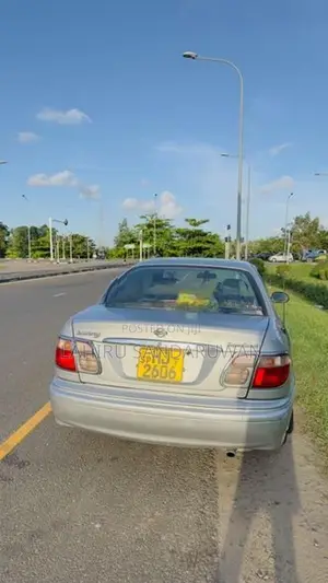 Nissan Sunny 2000