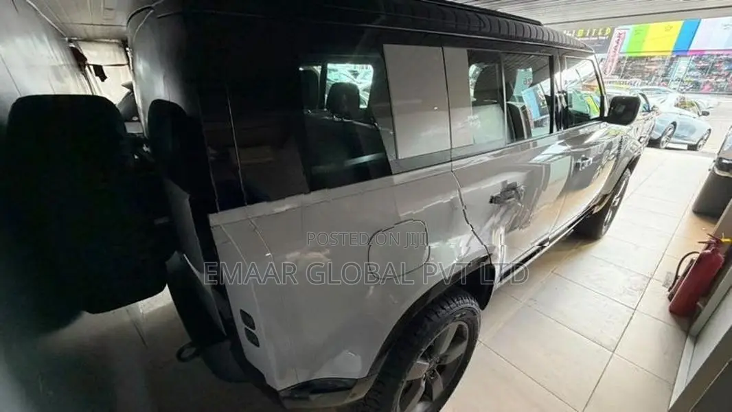 Land Rover Defender Stairght Petrol 2026
