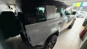 Land Rover Defender Stairght Petrol 2026
