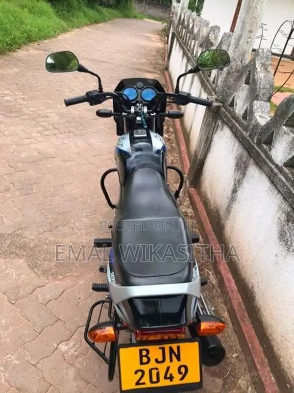 Bajaj CT100 2025