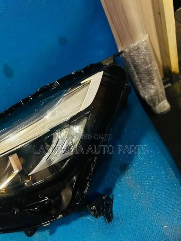 Vezel 2023 J2 Head Lamp