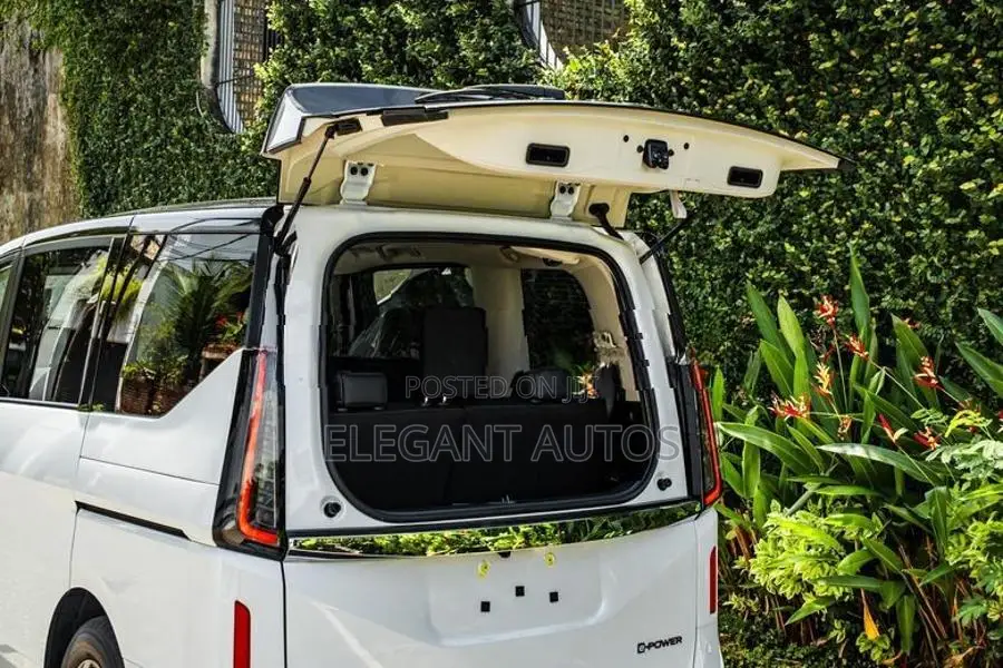 Nissan Serena Highway Star V 2025