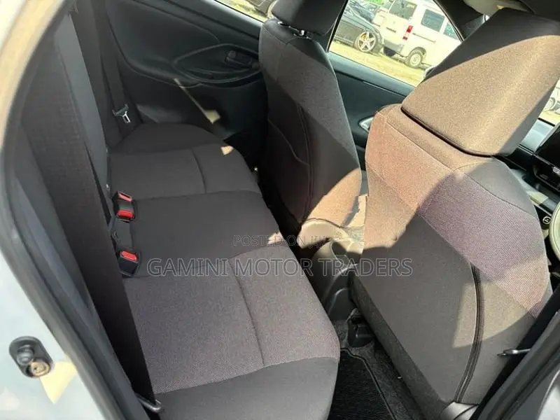 Toyota Yaris G Headrest LED 2024