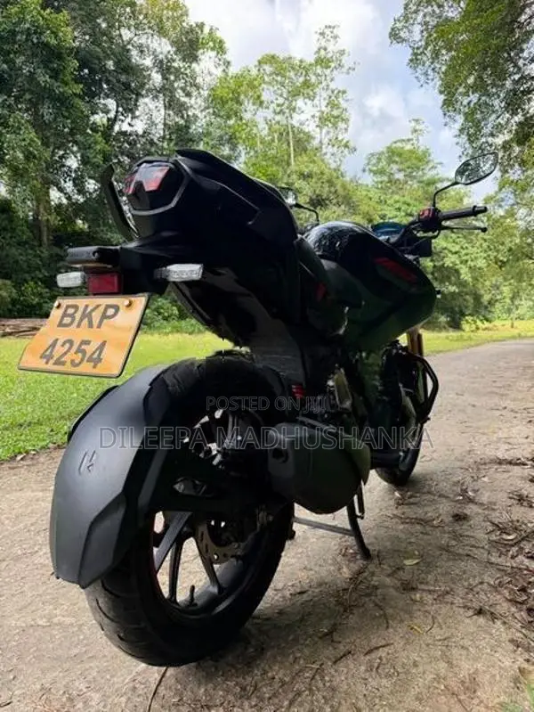 Hero Hunk 160R 4V 2025