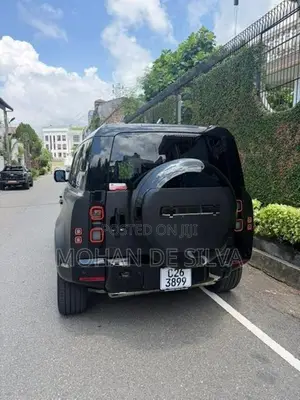 Land Rover Defender SE 2026