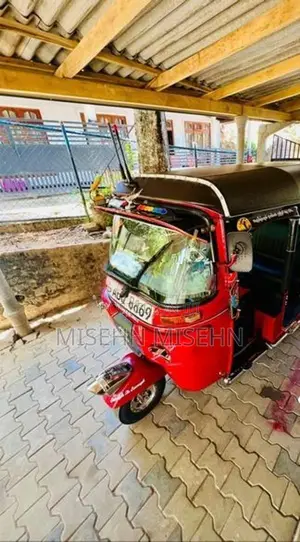 Bajaj RE 2019