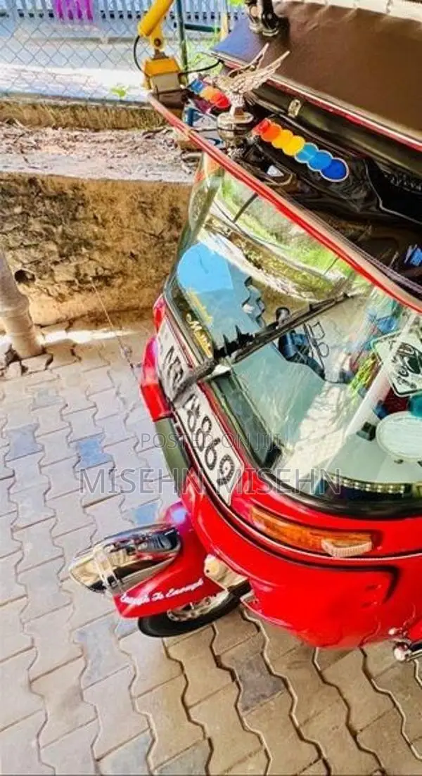 Bajaj RE 2019
