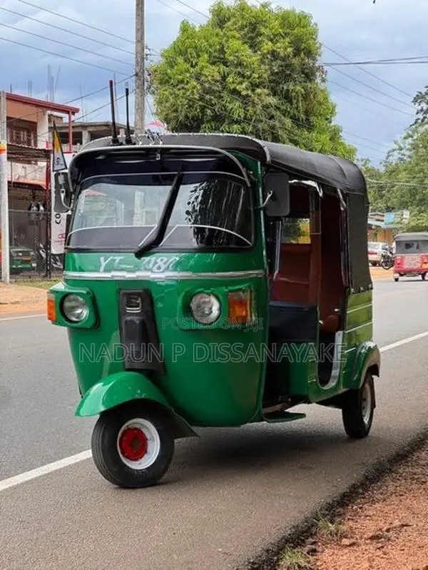 Bajaj RE 205 2011