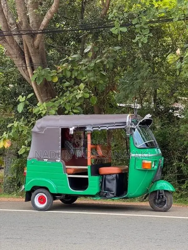 Bajaj RE 205 2011