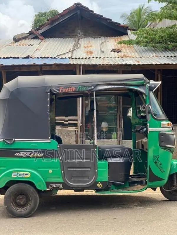 Bajaj RE 2015