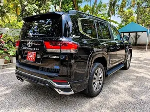 Toyota Land Cruiser LC300 ZX 2025