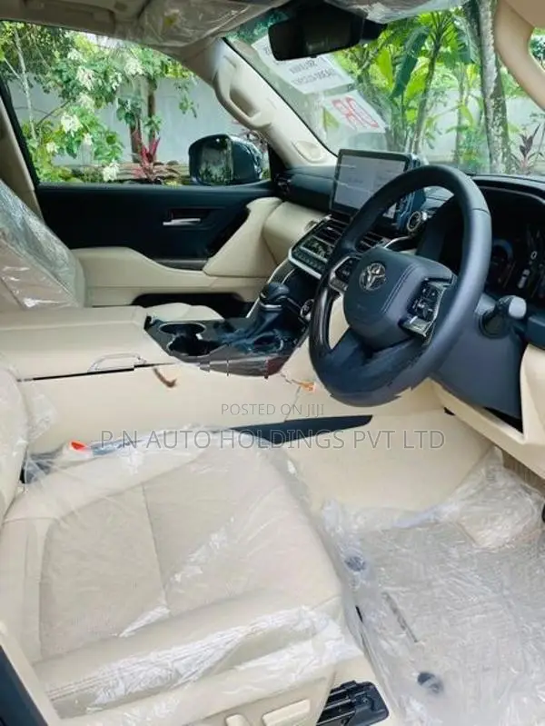 Toyota Land Cruiser LC300 ZX 2025