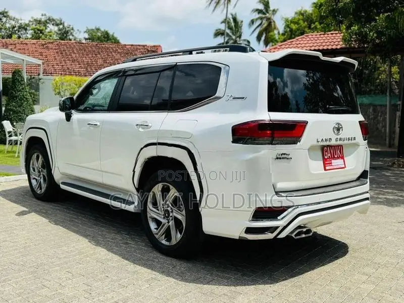 Toyota Land Cruiser Sahara 2024