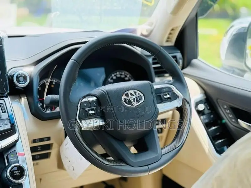 Toyota Land Cruiser Sahara 2024