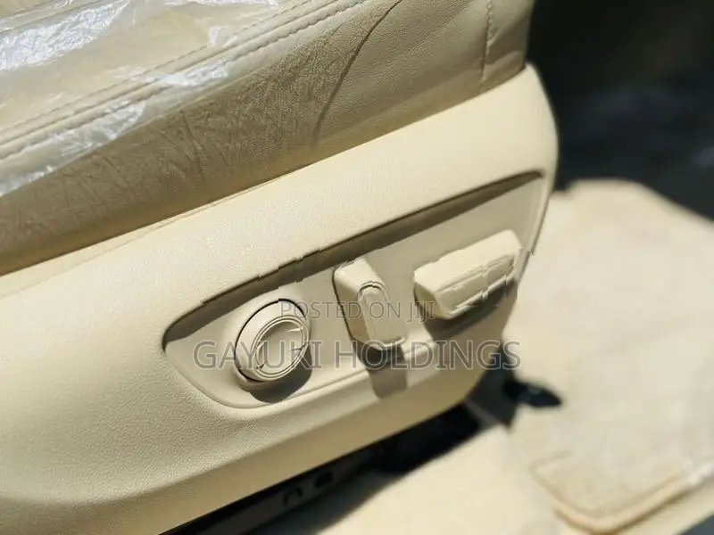 Toyota Land Cruiser Sahara 2024