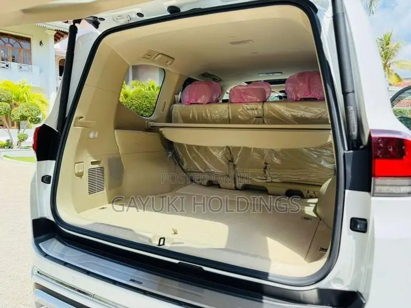 Toyota Land Cruiser Sahara 2024