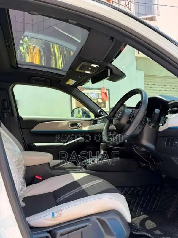 Honda Vezel Z Play 2025 SUV (Used)