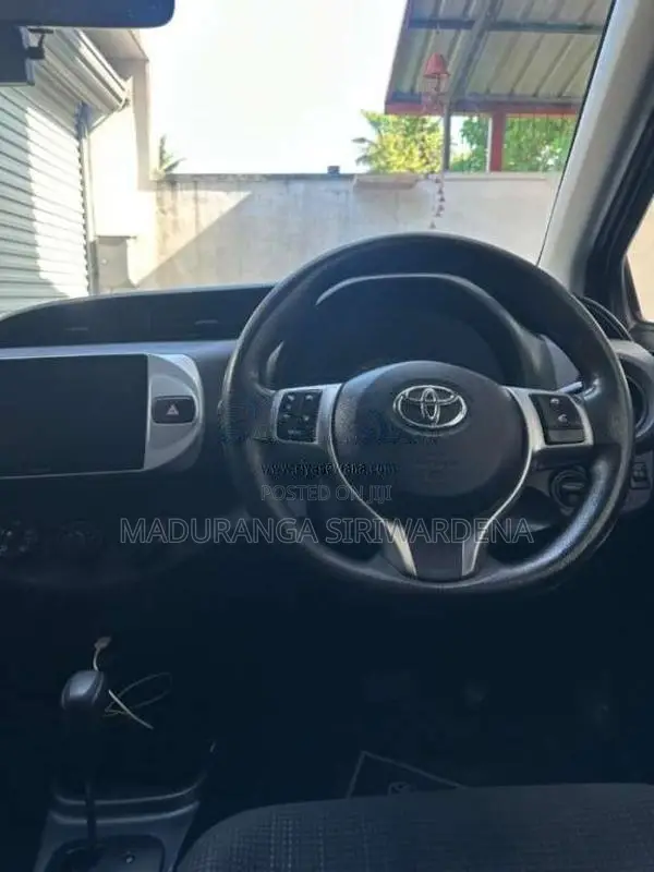 Toyota Vitz 2015 Car (Used)