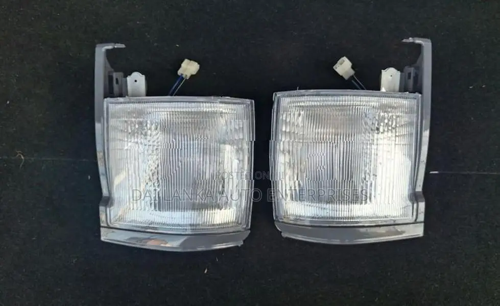 Toyota Hiace LH113 Dolphin Corner Light Set
