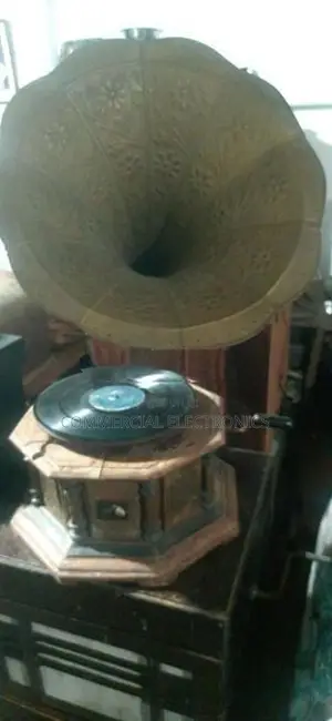 ඉතා පැරණි ග්‍රැමපෝනය