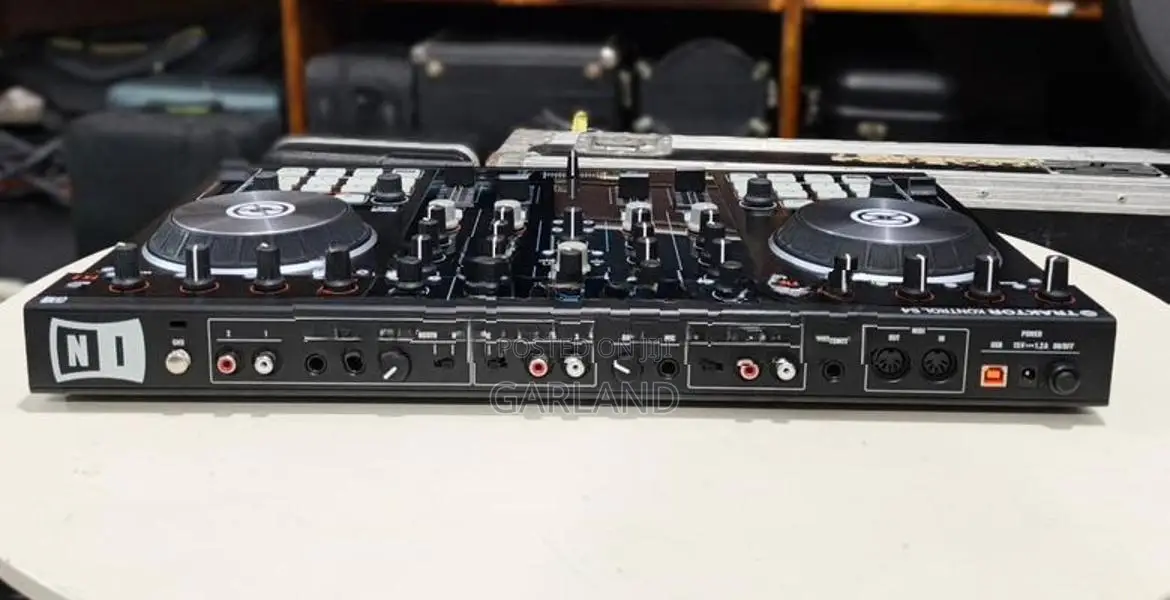 TRAKTOR S4 MK2 DJ Controller-Japan