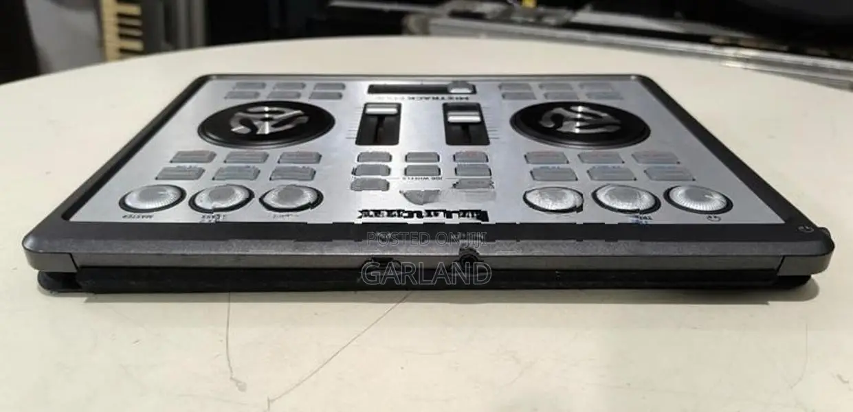 Numark Mixtrack Edge DJ Controller-Japan