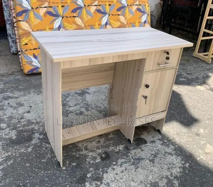 3*1.5ft Size Melamine Office Table