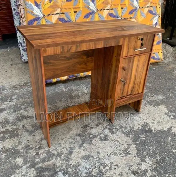 3*1.5ft Size Melamine Office Table