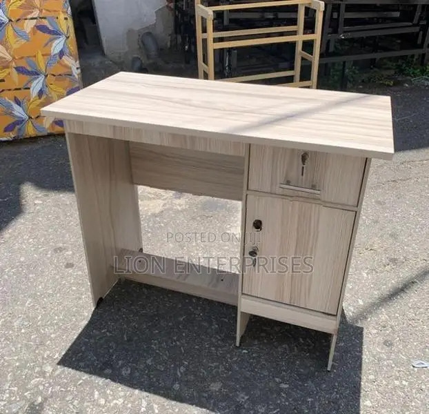 3*1.5ft Size Melamine Office Table
