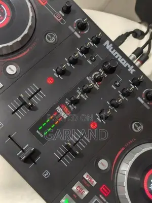 Numark Mixtrack Platinum DJ Controller-Japan
