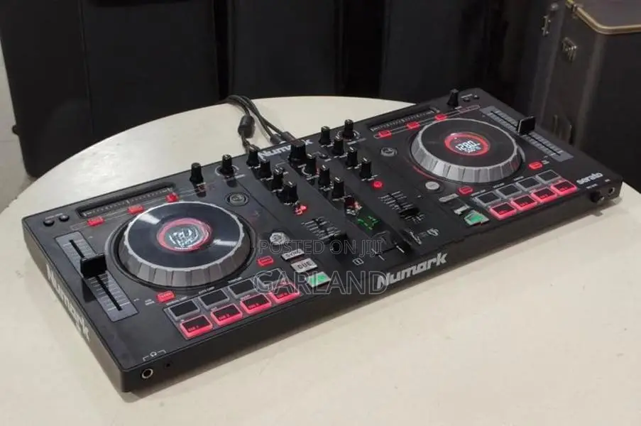 Numark Mixtrack Platinum DJ Controller-Japan