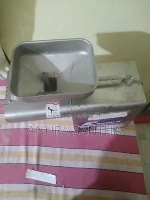 තෙල් හිදින මැශින් එකක් .(තල ,පොල් තෙල්, අබ )