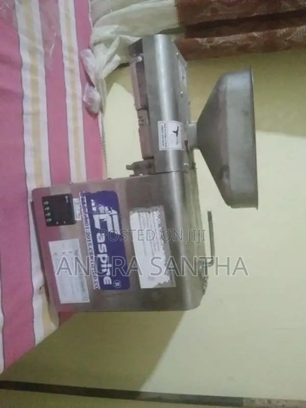 තෙල් හිදින මැශින් එකක් .(තල ,පොල් තෙල්, අබ )