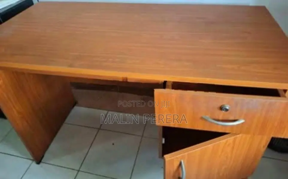 Beautiful, Well-Maintained Study Table