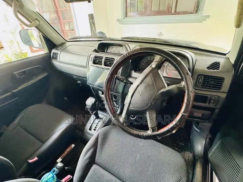 Mitsubishi Pajero IO 2001