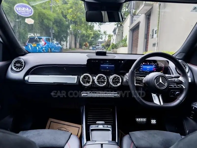 Mercedes Benz GLB 180 AMG 2025