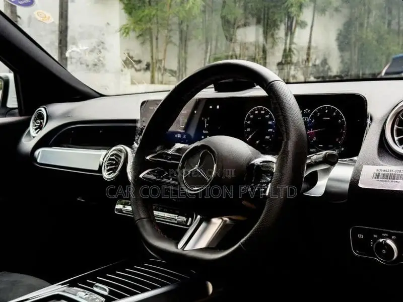 Mercedes Benz GLB 180 AMG 2025