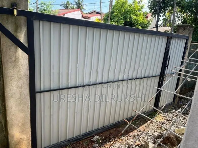 .....ගේට්ටුවක් .බෙල්ලන්විල ප්‍රදේශයේ. - Gates & Doors