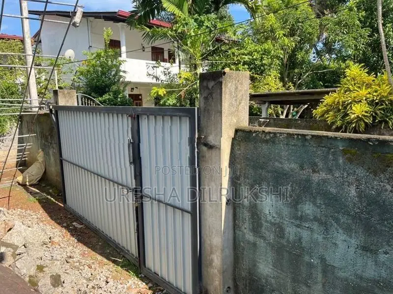 .....ගේට්ටුවක් .බෙල්ලන්විල ප්‍රදේශයේ. - Gates & Doors
