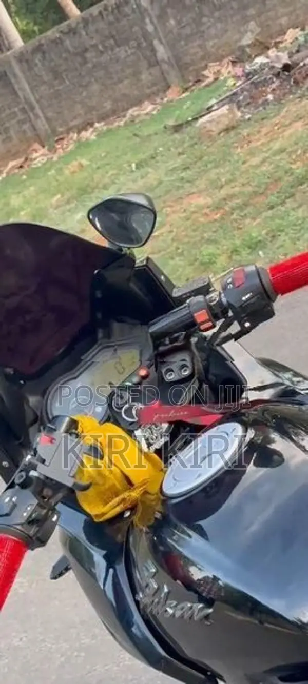 Bajaj Pulsar 220F 2012