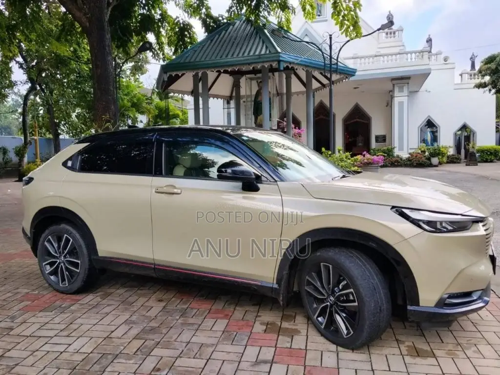 Honda Vezel Z Play With Moon Roof 2023 SUV (Used)