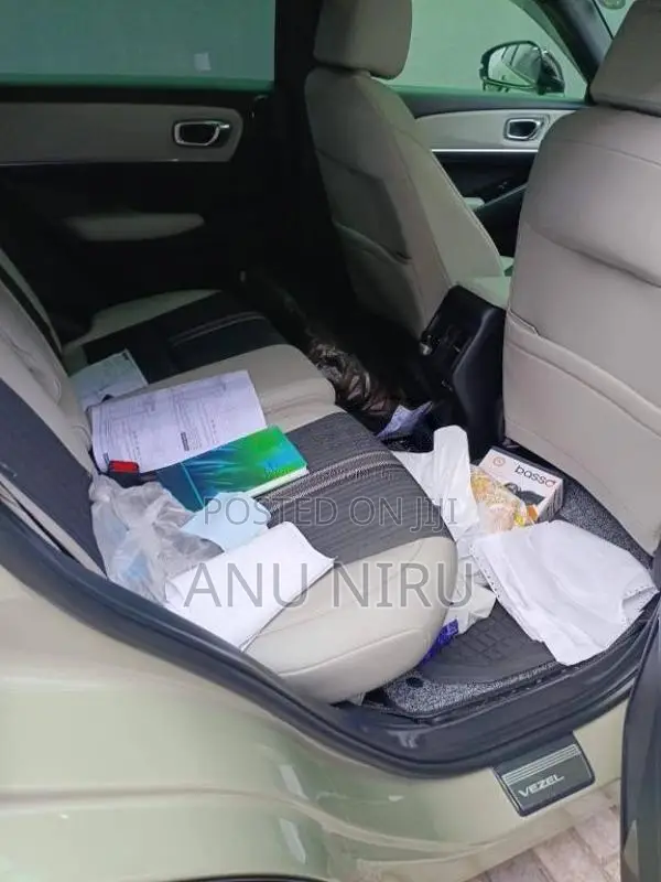 Honda Vezel Z Play With Moon Roof 2023 SUV (Used)